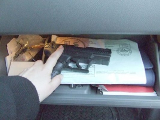 Prins cu pistolul în torpedoul maşinii